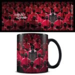 ⁦كوب Squid Game (Soldiers) Black Mug⁩ - الصورة ⁦2⁩