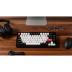 ⁦لوحة مفاتيح جيمنج ميكانيكية لاسلكية Keychron Q1 HE بحجم 75 بالمئة مع إضاءة RGB ومقبض تحكم وسويتشات مغناطيسية Gateron Double-Rail Magnetic Nebula بلون Carbon Black تخطيط إنجليزي عربي⁩ - الصورة ⁦3⁩