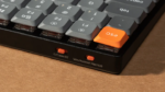 ⁦وحة مفاتيح جيمنج ميكانيكية لاسلكية Keychron K1 Max بحجم TKL بنسبة 80 بالمئة مع إضاءة RGB وقابلية تبديل السويتشات ودعم QMK و VIA وسويتشات Gateron Red منخفضة الارتفاع باللون الأسود تخطيط إنجليزي عربي⁩ - الصورة ⁦5⁩