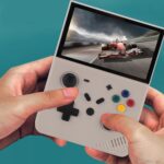 ⁦SJGAM Retro وحدة تحكم ألعاب الفيديو المحمولة  R43 PRO بشاشة 4.3 بوصة 4K ومشغل فيديو محمول للجيب بسعة 64 جيجابايت⁩ - الصورة ⁦13⁩