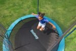 ⁦بستوي ترامبولين إكستريم إير ٣.٠٥م × ٢.٥٥م** (١ ترامبولين، ١ أداة تحميل النوابض، ٤ دعامات، ٨ وسادات قدم) للعمر ٦ سنوات فما فوق ٥٩١٠٣ (غير شامل التركيب)⁩ - الصورة ⁦6⁩