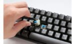 ⁦DUCKY ONE 3 كيبورد MINI HOT SWAP - مفاتيح Cherry Blue سلكية بإضاءة RGB - Aura Black (تخطيط عربي)⁩ - الصورة ⁦3⁩