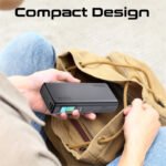 ⁦باور بانك بروميت سعة عشرين ألف مللي أمبير بقدرة مئة وثلاثين واط بتصميم ألمنيوم نحيف مع توصيل طاقة وشاشة عرض تي إف تي باللون الأسود⁩ - الصورة ⁦6⁩