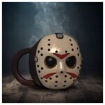 ⁦كوب مشروبات بتصميم فيلم فرايداي ذا ثيرتينث⁩ - الصورة ⁦2⁩