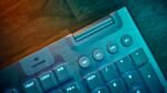 ⁦لوجيتيك كيبورد لاسلكي موديل G915 X Lightspeed TKL , الاصدار الانجليزي Tactile - اسود⁩ - الصورة ⁦5⁩