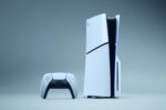 ⁦PlayStation 5 Slim Disk Edition E Chassis with extra DualSense Wireless Controller, White⁩ - الصورة ⁦4⁩