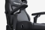 ⁦كرسي الألعاب AndaSeat New Kaiser 4 مع مساند ذراع 6D – جلد PVC فاخر – مقاس كبير (L) – لون اسود⁩ - الصورة ⁦3⁩
