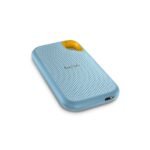⁦SanDisk 4TB Extreme Portable SSD, 1050MB/s, Sky Blue⁩ - الصورة ⁦3⁩